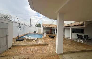 Imagem: A casa possui 3 Dormitórios, 3 Banheiros, 4 Vagas na garagem