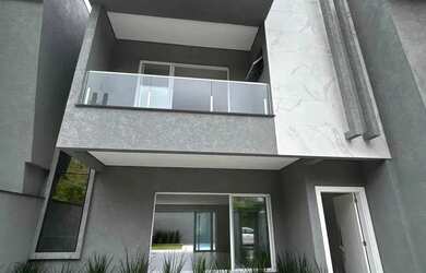 Imagem: A casa possui 3 Dormitórios, 4 Banheiros, 2 Vagas na garagem