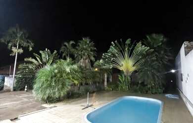 Imagem: A casa possui 1 Dormitório, 2 Banheiros e 5 Vagas na garagem