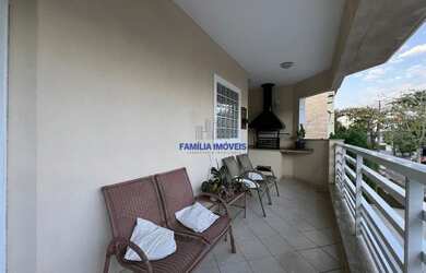 Imagem: A casa possui 3 Dormitórios, 4 Banheiros, 2 Vagas na garagem