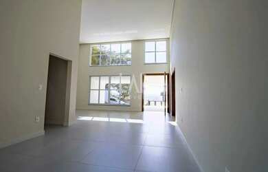 Imagem: A casa em condomínio possui 4 Dormitórios, 4 Banheiros, 5