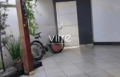 Imagem: A casa possui 3 Dormitórios, 2 Banheiros, 5 Vagas na garagem