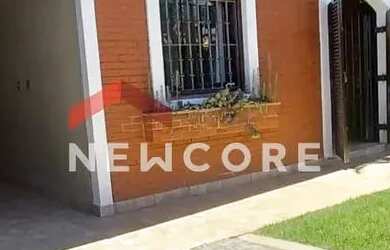 Imagem: A casa possui 4 Dormitórios, 5 Banheiros, 4 Vagas na garagem