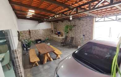 Imagem: A casa possui 3 Dormitórios, 2 Banheiros, 5 Vagas na garagem