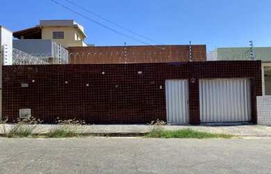 Imagem: A casa possui 5 Dormitórios, 4 Banheiros e 396m² de Área