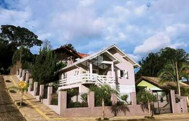 Imagem: A casa possui 4 Dormitórios, 2 Banheiros, 2 Vagas na garagem