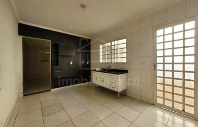 Imagem: A casa possui 2 Dormitórios, 1 Banheiro, 1 Vaga na garagem