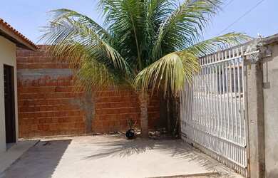 Imagem: A casa possui 3 Dormitórios, 2 Banheiros, 2 Vagas na garagem