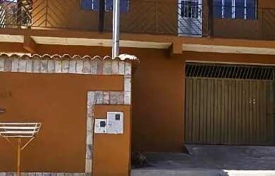 Imagem: A casa possui 3 Dormitórios, 4 Banheiros, 5 Vagas na garagem