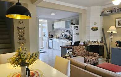 Imagem: A casa possui 3 Dormitórios, 3 Banheiros, 2 Vagas na garagem