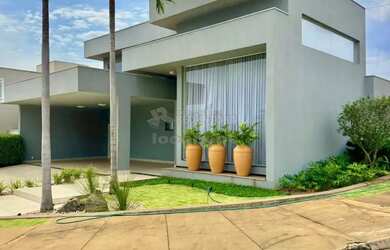 Imagem: A casa em condomínio possui 4 Dormitórios, 4 Banheiros, 3