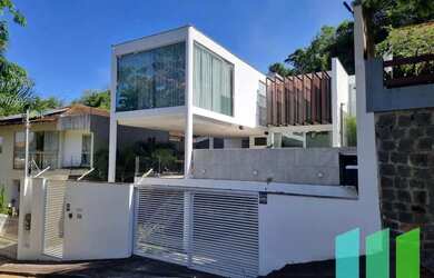 Imagem: A casa possui 3 Dormitórios, 5 Banheiros, 2 Vagas na garagem