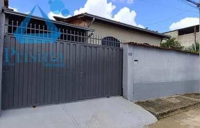 Imagem: A casa possui 3 Dormitórios, 1 Banheiro, 1 Vaga na garagem