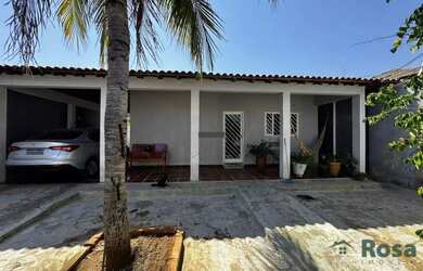 Imagem: A casa possui 3 Dormitórios, 2 Banheiros, 3 Vagas na garagem