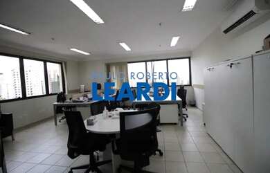 Imagem: O depósito possui 4 Vagas na garagem e 194m² de Área e está