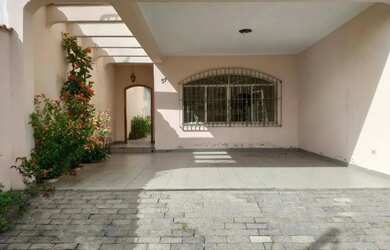 Imagem: A casa possui 3 Dormitórios, 3 Banheiros, 3 Vagas na garagem