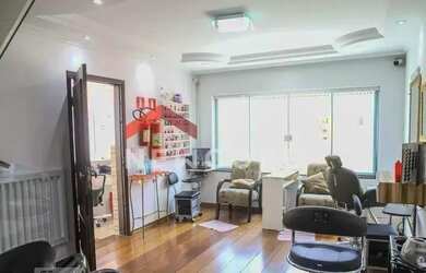 Imagem: A casa possui 3 Dormitórios, 5 Banheiros, 5 Vagas na garagem