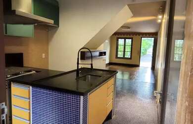 Imagem: A casa possui 2 Dormitórios, 2 Banheiros, 2 Vagas na garagem