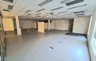 Imagem: O depósito possui 5 Vagas na garagem, 867m² de Área e está