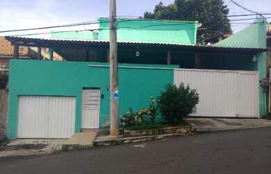 Imagem: A casa possui 3 Dormitórios, 2 Vagas na garagem, 200m² de