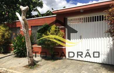 Imagem: A casa possui 4 Dormitórios, 2 Banheiros, 4 Vagas na garagem