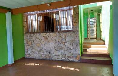 Imagem: A casa possui 3 Dormitórios, 2 Banheiros, 2 Vagas na garagem