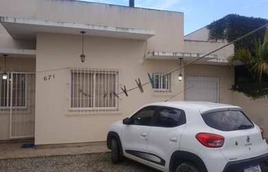 Imagem: A casa possui 3 Dormitórios, 2 Banheiros, 2 Vagas na garagem