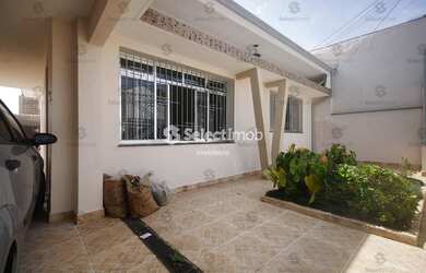 Imagem: A casa possui 3 Dormitórios, 2 Banheiros, 4 Vagas na garagem