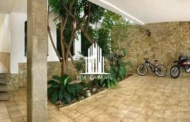 Imagem: A casa possui 4 Dormitórios, 5 Banheiros, 3 Vagas na garagem