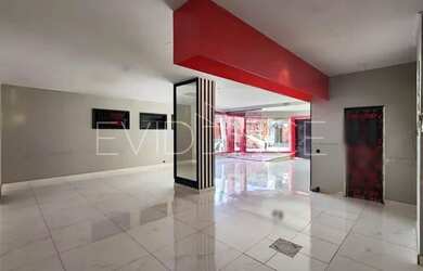 Imagem: O depósito possui 3 Vagas na garagem e 230m² de Área e está