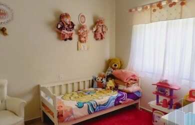 Imagem: A casa possui 3 Dormitórios, 3 Banheiros, 2 Vagas na garagem