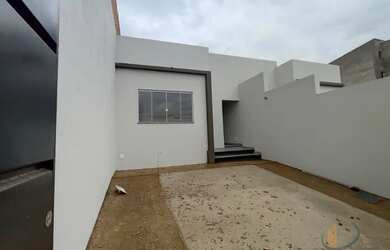 Imagem: A casa possui 2 Dormitórios, 1 Banheiro, 2 Vagas na garagem