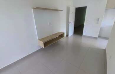 Imagem: O apartamento possui 2 Dormitórios, 1 Banheiro, 2 Vagas na