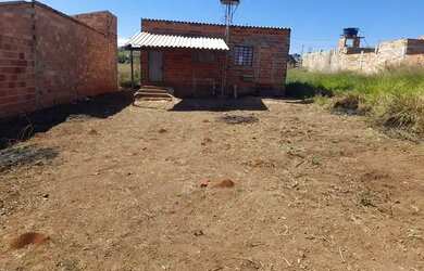 Imagem: A casa possui 1 Dormitório, 1 Banheiro e está localizado