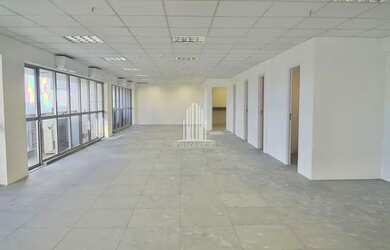 Imagem: O depósito possui 3 Vagas na garagem, 159m² de Área e está