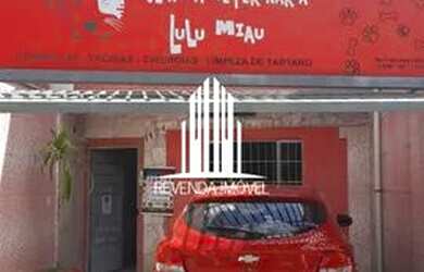 Imagem: A casa possui 4 Dormitórios, 1 Banheiro, 2 Vagas na garagem