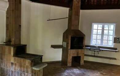 Imagem: A casa possui 4 Dormitórios, 4 Banheiros, 5 Vagas na garagem