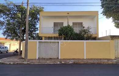 Imagem: A casa possui 5 Dormitórios, 4 Banheiros, 1 Vaga na garagem