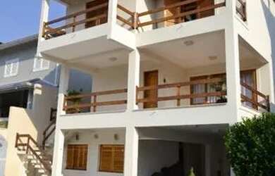 Imagem: A casa em condomínio possui 4 Dormitórios, 4 Banheiros, 2