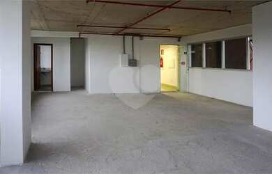 Imagem: O depósito possui 4 Vagas na garagem e 65m² de Área e está