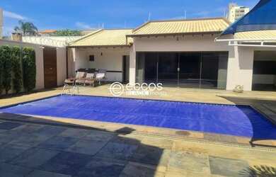 Imagem: A casa possui 5 Dormitórios, 5 Banheiros, 4 Vagas na garagem