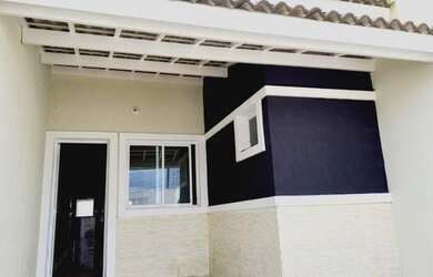 Imagem: A casa possui 2 Dormitórios, 2 Banheiros, 2 Vagas na garagem