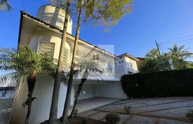 Imagem: A casa possui 4 Dormitórios, 5 Banheiros, 3 Vagas na garagem