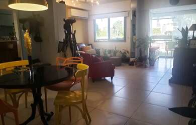 Imagem: O apartamento possui 1 Dormitório, 1 Banheiro, 1 Vaga na garagem