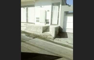 Imagem: A casa possui 2 Dormitórios e 1 Banheiro e está localizado