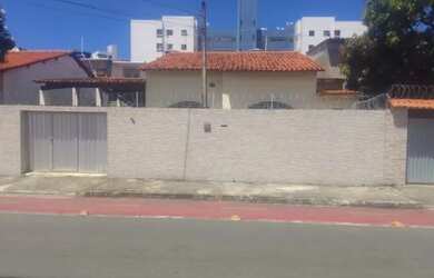 Imagem: A casa possui 3 Dormitórios, 2 Banheiros, 4 Vagas na garagem