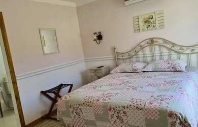 Imagem: A casa possui 3 Dormitórios, 2 Banheiros, 3 Vagas na garagem