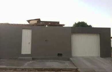 Imagem: A casa possui 3 Dormitórios, 2 Banheiros, Varanda e está