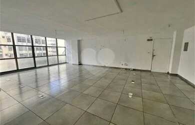 Imagem: O depósito possui 1 Vaga na garagem e 116m² de Área e está