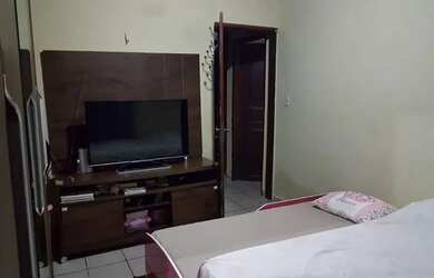 Imagem: A casa em condomínio possui 3 Dormitórios, 1 Banheiro, 2 Vagas